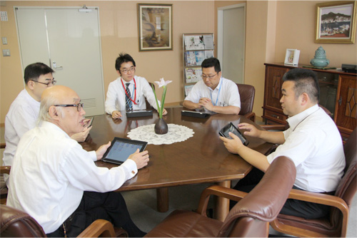 紙資料を使わず、iPadでペーパーレス会議