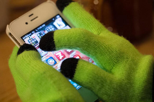 The best way to operate the touch panel of the tablet while the gloves