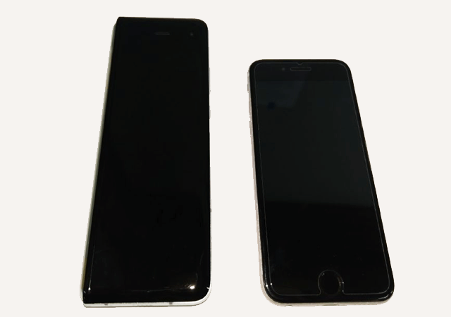 左：Galaxy Fold 右：iPhone 6